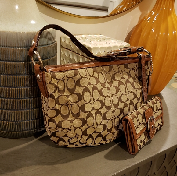 **SOLD** Coach Signature Hobo Khaki Brown Handbag and Wallet - Picture 2 of 12